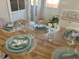 2 hébergements - 10 couchages - parking, piscine, jacuzzi - convivialité