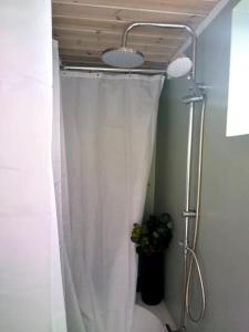 Northern lights Luxury with hot tub! 10 min to city