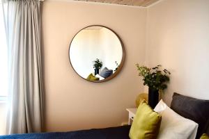 Northern lights Luxury with hot tub! 10 min to city