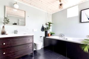 Northern lights Luxury with hot tub! 10 min to city