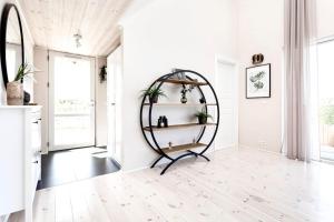 Northern lights Luxury with hot tub! 10 min to city