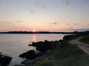 Maisons de vacances Maison de pecheur restauree 2022 a 800 m de la plage, GR34 : photos des chambres