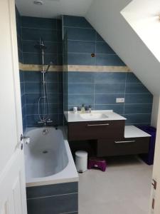 Maisons de vacances Maison de pecheur restauree 2022 a 800 m de la plage, GR34 : photos des chambres