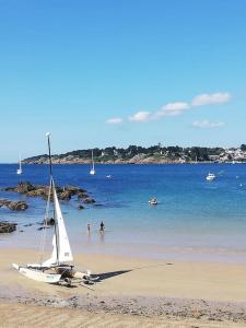 Maisons de vacances Maison de pecheur restauree 2022 a 800 m de la plage, GR34 : photos des chambres