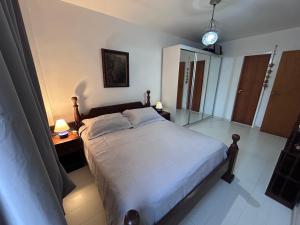 Refúgio praiano: Apto reformado a 100m da praia