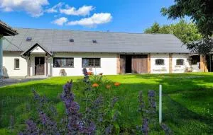 3 Bedroom Cozy Apartment In Huta Gorna - 普日维兹