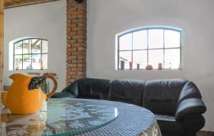 3 Bedroom Cozy Apartment In Huta Gorna