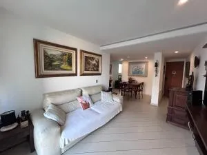 Refúgio praiano: Apto reformado a 100m da praia - Leme