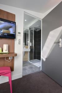 Hotels CAMPANILE PARIS - Clichy Centre : photos des chambres