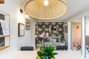 The Palms Coconut Grove 1 bedroom condo includes parking