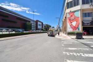 Na rua do Balneário ShoppingRodoviaria HK4532
