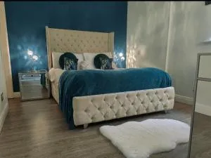 Chester City Apartments - With free parking - Hough Green