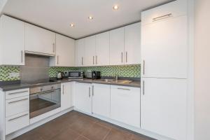 Stylish 2 Bedroom Apartment in Chelsea by Battersea Park with AC