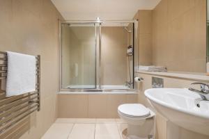 Stylish 2 Bedroom Apartment in Chelsea by Battersea Park with AC