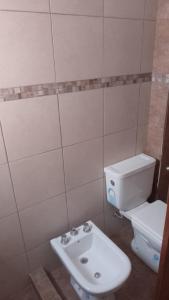 Amplio Dpto con 2 dormitorios primer piso independiente con asador