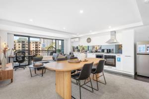 City Life 2BR Apt with Pool,Gym, Sauna, Carbay