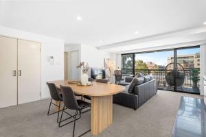 City Life 2BR Apt with Pool,Gym, Sauna, Carbay