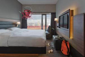 Double Room - Moxy Sleeper Lookout Queen room in Moxy Amsterdam Houthavens
