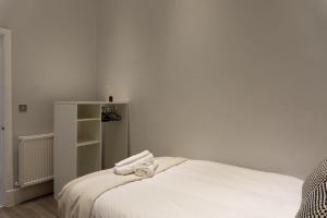 Spacious Apartment In City Centre - Free Parking