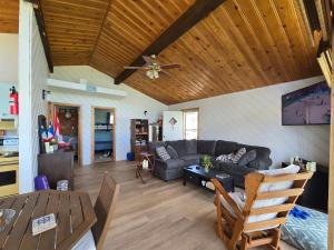 Cozy cottage with private beach access