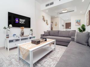 Prime location 1BR oasis with patio & pool, The Bay - Apartmány, Dubaj