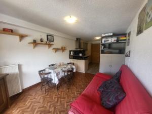 Studio ensoleillé avec balcon au centre de Montgenèvre, proche commodités et pistes - FR-1-266-128