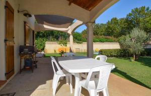 Maisons de vacances Gorgeous Home In Tarascon With Wifi : photos des chambres
