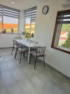 200M - Train Station Barrinha Beach House & Pool