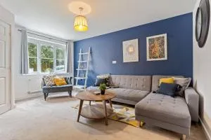 The Cosy House with Free Parking, Garden and Smart TV with Netflix by Yoko Property - Perfect for Contractors, Groups & Relocation - 利明顿温泉