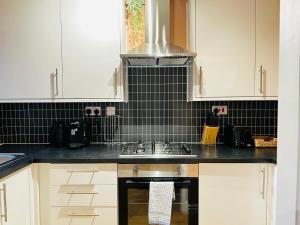 Irene Suite - Cozy 2BR Bungalow with Parking & WIFI