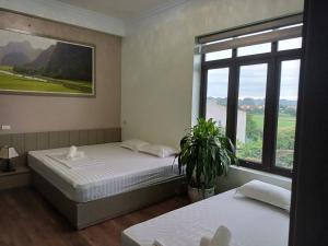 Phòng Gia đình Nhìn ra Vườn (Family Room with Garden View)