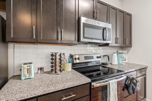 New! Luxury Apt with Pool, Roof Deck, Fitness Center, King Bed