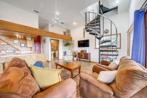 Broken Bow Escape with Mountain Views and Pool Access!