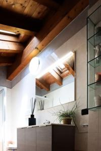 15 min dal centro - Moderno appartamento travato con parcheggio gratuito