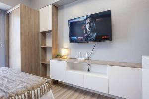 Furnished Designer Studio in Cebu IT Park with Amazing Mountain View, Fast WiFi, Netflix, Pool and More