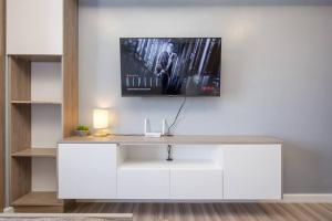 Furnished Designer Studio in Cebu IT Park with Amazing Mountain View, Fast WiFi, Netflix, Pool and More