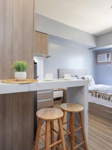 Furnished Designer Studio in Cebu IT Park with Amazing Mountain View, Fast WiFi, Netflix, Pool and More