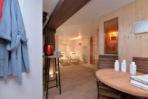Appartements Les Toits du Tonnelier - 64 m2 - situation plein centre medieval - sauna - 2 garages : photos des chambres