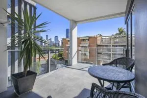 Contemporary Apt, Premium Local, WiFi, Wine, Cafes - Brisbane