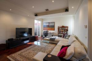 Brighton Chic Pet Friendly Near Beach & Train