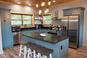 Augys View- Mountain Views-large parking-Large Cabin