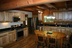 Newly Renovated Log Cabin, Hot Tub, Roaring Creek