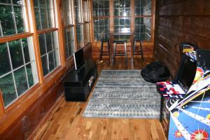 Newly Renovated Log Cabin, Hot Tub, Roaring Creek