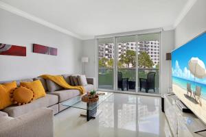 Beautiful apartment with pool and gym