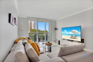 Beautiful apartment with pool and gym