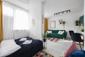 Spacious Studio with Park View