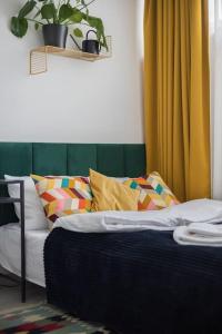 Spacious Studio with Park View