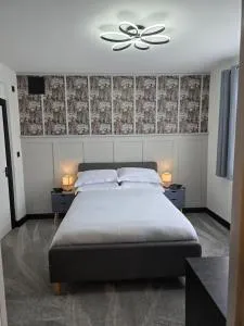 Double room with ensuite bathroom - Sunbury Common