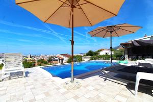 2bd Apt w Private Pool and City View "Keka"