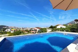 2bd Apt w Private Pool and City View "Keka" - Burtaiši